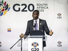 وزير خارجية جنوب أفريقيا رونالد لامولا متحدثاً خلال قمة مجموعة العشرين في جوهانسبرغ، جنوب أفريقيا - Getty Images