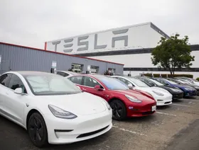 سيارات "تسلا" الكهربائية أثناء شحن البطارية في محطة "تسلا سوبرتشارجر" (Tesla Supercharger) في فريمونت، كاليفورنيا، الولايات المتحدة، يوم الإثنين 20 يوليو 2020 - المصدر: بلومبرغ