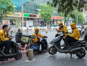 عمال توصيل الطعام التابعين لشركة "ميتوان" الصينية - المصدر: بلومبرغ