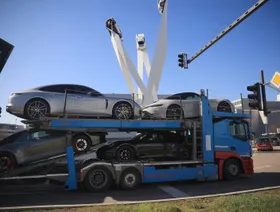 سيارات "بورشه" جديدة على ناقلة خارج مصنع للشركة في تسوفنهاوزن بمدينة شتوتغارت، ألمانيا - بلومبرغ