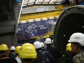 عمال بجوار عنفة غازية في محطة "سيمنز إنرجي"، تابعة لشركة "سيمنز" الصناعية الألمانية، في برلين، ألمانيا، في 28 أغسطس 2024 - Getty Images