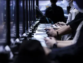 يلعب الحاضرون ألعاب الفيديو على أجهزة ألعاب الفيديو بلاي ستيشن 5 من شركة سوني غروب في معرض طوكيو للألعاب 2022 في تشيبا، اليابان، يوم الخميس 15 سبتمبر 2022 - المصدر: بلومبرغ