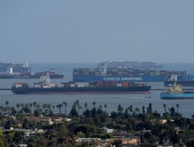 سفن حاويات تنتظر قبالة ميناء لونغ بيتش، بكاليفورنيا، الولايات المتحدة - المصدر: بلومبرغ