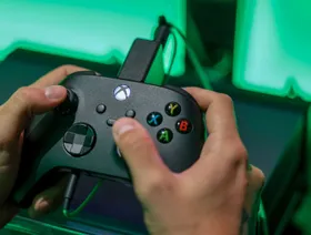 لاعب يلعب على منصة "إكس بوكس" التابعة لشركة "مايكروسوفت" - المصدر: بلومبرغ