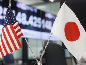 علما أميركا واليابان يرفرفان في شركة وساطة لصرف العملات الأجنبية في طوكيو، اليابان - المصدر: بلومبرغ