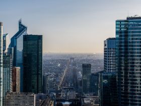 'قوس النصر' يظهر في نهاية شارع الشانزليزيه وناطحات سحاب في منطقة La Defense للأعمال في باريس، فرنسا - المصدر: بلومبرغ