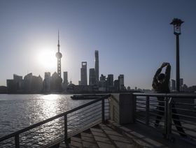 حي المال كما يظهر من على الطرف المقابل لنهر هوانغبو في مدينة شنغهاي الصينية - المصدر: بلومبرغ