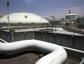 خزان غاز طبيعي مسال أرضي، يسار، وخزان غاز طبيعي مسال نوع تخزين فوق الأرض في محطة نيجيشي للغاز الطبيعي المسال التابعة لشركة طوكيو غاز في يوكوهاما، اليابان - المصدر: بلومبرغ