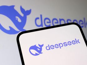 صورة تبرز شعار "ديب سيك" (DeepSeek) المميز برمز الحوت الأزرق - رويترز 