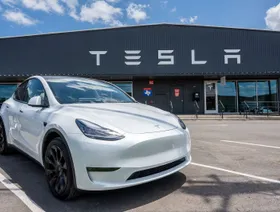 أول سيارة \"تسلا\" تقود نفسها من المصنع إلى منزل العميل