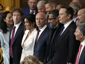 أقطاب مال، بينهم إيلون ماسك وجيف بيزوس ومارك زوكربيرغ، في مراسم تنصيب دونالد ترمب رئيساً للولايات المتحدة الأميركية بمبنى الكابيتول، العاصمة واشنطن، 20 يناير 2025 - AFP