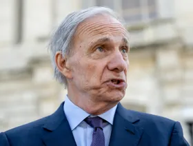 الملياردير راي داليو، مؤسس شركة "بريدجوتر أسوشيتس" - بلومبرغ