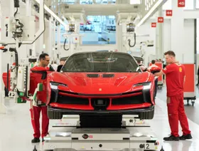 عمال في خط الإنتاج بمصنع "إي بيلدينغ" التابع لشركة فيراري في مدينة مارانيلو، إيطاليا - بلومبرغ