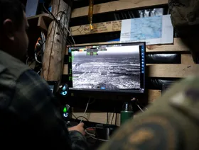 شاشة مراقبة تظهر بث فيديو من طائرة مسيرة حيث يستخدم أعضاء فوج تابع للشرطة الوطنية الأوكرانية طائرة استطلاع مسيرة للبحث عن القوات الروسية والمرافق اللوجستية في منطقة دونيستك في أوكرانيا في 11 سبتمبر - بلومبرغ