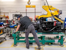 شخص يعمل على إحدى المعدات - بلومبرغ