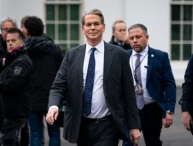 بيسنت يتحدى الانتقادات بشأن الرسوم رافضاً مخاوف الركود في أميركا