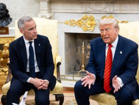 الرئيس الأميركي دونالد ترمب ومارك كارني رئيس الوزراء الكندي خلال اجتماع في المكتب البيضاوي بالبيت الأبيض في واشنطن العاصمة، الولايات المتحدة، يوم الثلاثاء 6 مايو 2025. - بلومبرغ