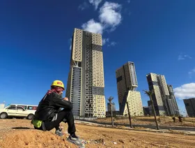 عامل يأخذ قسطاً من الراحة بالقرب من مباني حديثة التشييد في العاصمة الإدارية الجديدة شرق القاهرة. مصر. في 15 يناير 2023 - المصدر: بلومبرغ