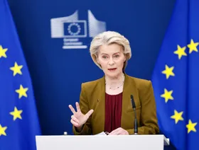 رئيسة المفوضية الأوروبية تبحث سبل الرد على تهديد الصين بالمعادن النادرة