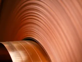 لفائف من صفائح نحاسية. ارتفع سعر النحاس أكثر من 1% بعد سعي الرئيس الأميركي دونالد ترمب إلى تهدئة التوترات التجارية مع الصين - بلومبرغ