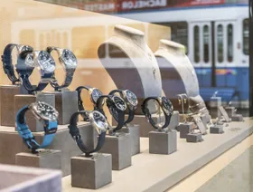 ساعات فاخرة معروضة في نافذة أحد المتاجر في زيورخ بسويسرا - المصدر: بلومبرغ