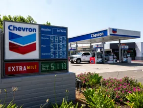 لوحة تعرض أسعار البنزين والديزل في محطة وقود تابعة لـ"شيفرون" في الولايات المتحدة - بلومبرغ