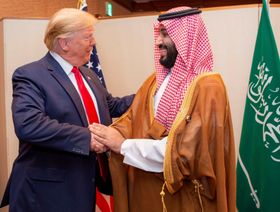 الرئيس الأميركي دونالد ترمب يصافح ولي العهد السعودي الأمير محمد بن سلمان على هامش اجتماعات قمة العشرين التي انعقدت في اليابان في 2019 - رويترز 