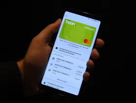 بطاقة ائتمان رقمية معروضة على شاشة هاتف ذكي - AFP