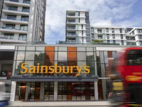 سوبر ماركت محلي في لندن تابع لشركة "سينسبري" - بلومبرغ