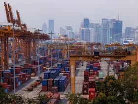 رافعات بجوار حاويات شحن في ميناء بانكوك، تايلندا - بلومبرغ