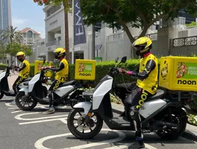 عمال توصيل في شركة "نون" بأحد شوارع مدينة دبي. - الشركة