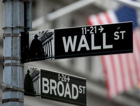 لافتة تحمل اسم شارع "وول ستريت" وتشير إلى اتجاه بورصة نيويورك للأوراق المالية في الشارع، مدينة نيويورك، نيويورك، الولايات المتحدة - المصدر: بلومبرغ