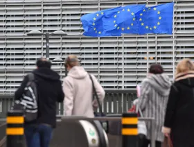 أعلام الاتحاد الأوروبي - المصدر: بلومبرغ