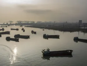 الرسوم المتبادلة على سفن أميركا والصين تنشر الفوضى بسوق الشحن العالمية