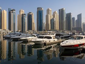 ناطحات سحاب سكنية راسية خلف اليخوت في منطقة مرسى دبي، دبي، الإمارات العربية المتحدة - المصدر: بلومبرغ