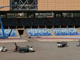 عمال بناء في ملعب بمدينة مراكش في المغرب، 5 ديسمبر 2024 - AFP