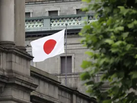 علم اليابان يرفرف خارج مقر بنك اليابان في طوكيو، اليابان - المصدر: بلومبرغ