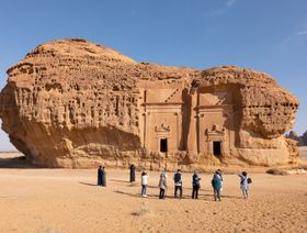 سياح يزورون موقعاً أثرياً في مدينة العلا شمال غرب المملكة العربية السعودية - المصدر: بلومبرغ