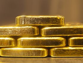 أسعار الذهب تصعد بدعم الطلب على الملاذ الآمن إثر توترات عالمية