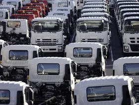 شاحنات متوقفة انتظاراً للتصدير في يوكوهاما اليابان. 26 يناير 2017 - بلومبرغ