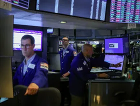 متداولون داخل مقر بورصة نيويورك - بلومبرغ