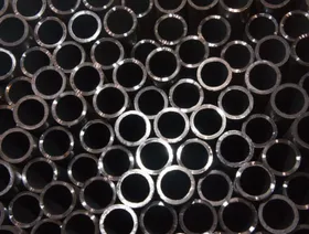 أنابيب فولاذية متراصة في أحد المخازن - المصدر: بلومبرغ