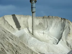 منجم لخام الليثيوم - بلومبرغ