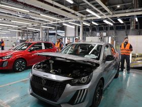 مهندسون إلى جانب سيارات من طراز "بيجو 308" بمصنع "ستيلانتيس" بمدينة القنيطرة، المملكة المغربية. - الشرق