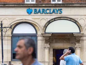 شعار بنك باركليز على أحد فروع البنك في الخلفية - بلومبرغ