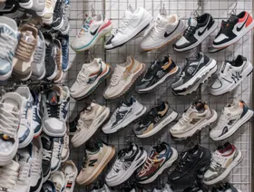 أحذية من إنتاج شركات "نايكي" و"MLB" معروضة للبيع في كشك في هانوي، فيتنام - بلومبرغ