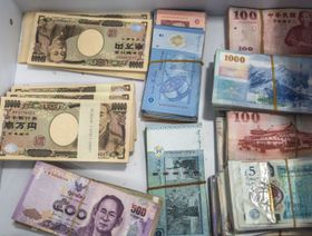 العملات الآسيوية ترتفع مع ضعف الدولار وأسعار النفط تنهار