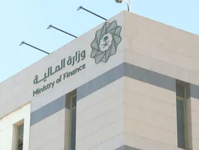 شعار وزارة المالية السعودية على واجهة مبناها الرئيسي في العاصمة الرياض - المصدر: بلومبرغ