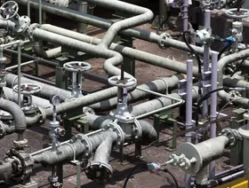 أنابيب بالقرب من خزان للغاز الطبيعي المُسال - بلومبرغ