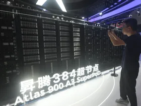 شخص يصور تكنولوجيا "سوبر بود" من إنتاج "هواوي تكنولوجيز" - Getty Images